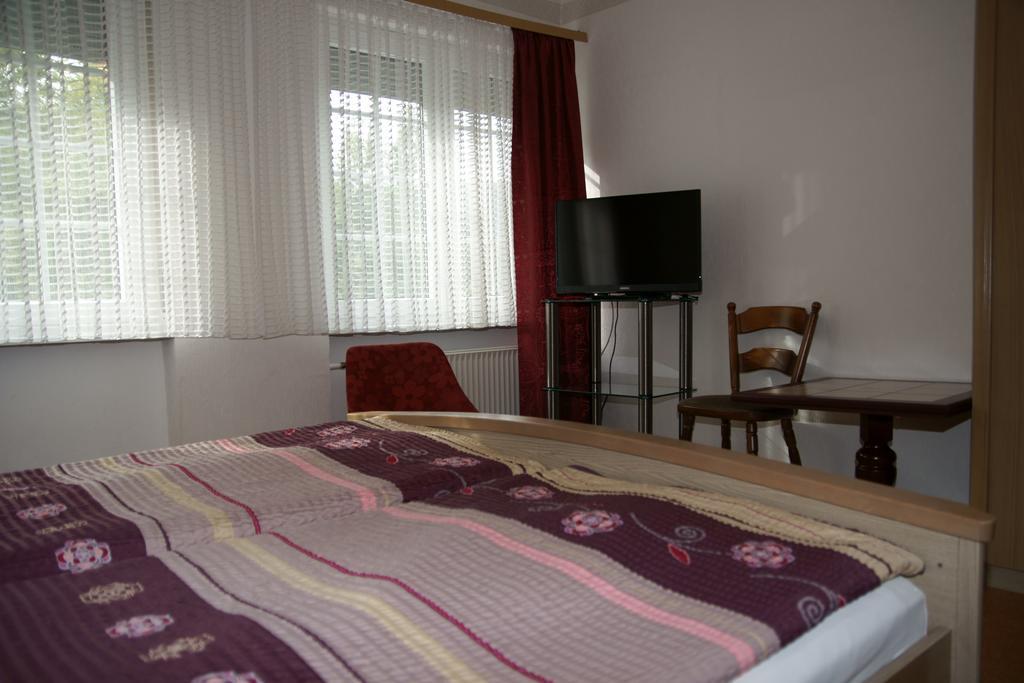Alte Winzerschenke Hotel Bruttig-Fankel Bagian luar foto