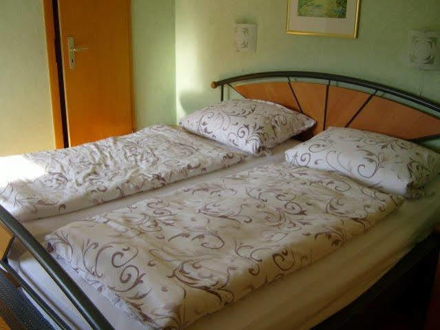 Alte Winzerschenke Hotel Bruttig-Fankel Bagian luar foto